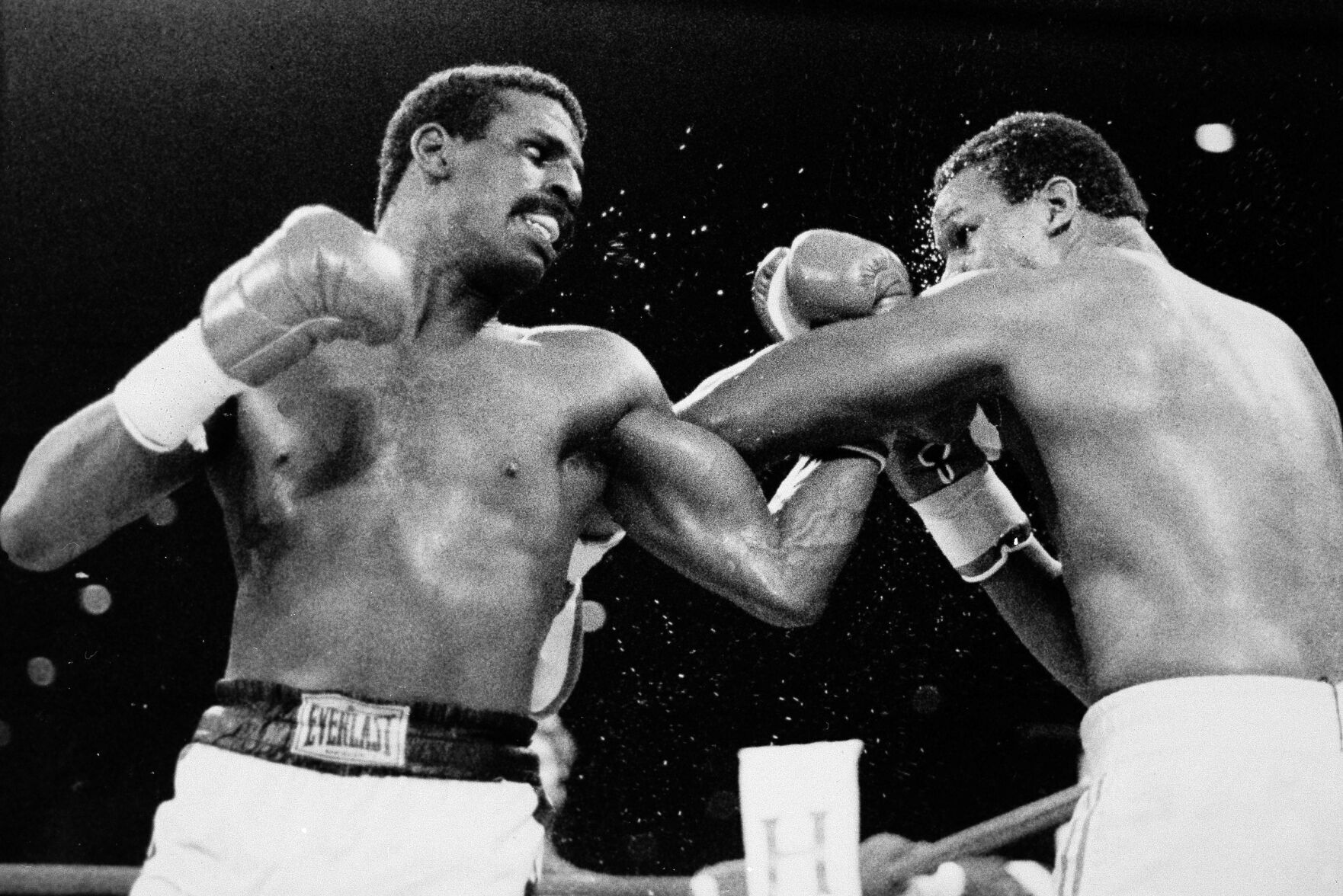 1986: Michael Spinks wins split decision against Larry Holmes to retain heavyweight title